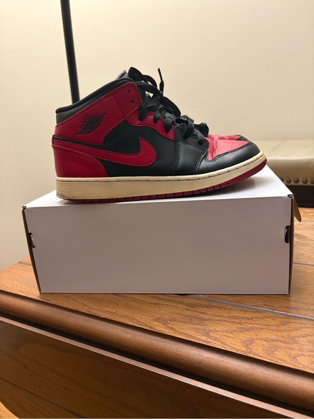 Jordan Air Jordan 1 Mid (GS) US 6.5Y Red/Black/White Leather 554725-074
